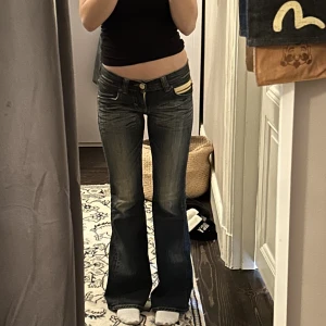 Lågmidjade Jeans  - Skit snygga bootcut jeans! midja 36 cm innebenslängd 78 cm (inte mina bilder) skriv vid frågor mm💓pris kan diskuteras 