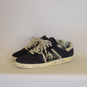 Premiata sneakers - PREMIATA SNEAKERS  Storlek : 41  Passform : Normal  Användning : Skorna är i ett fint skick utan defekter  Nypris : Cirka 3000SEK