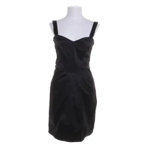 Classy klänning från H&M - Stilren svart klänning från H&M med breda axelband och sweet heart neckline. Figurnära passform som framhäver siluetten. Tillverkad i en mix av polyester, bomull och elastan för en bekväm känsla och glansigt tyg som ändå har struktur och inte visar för mycket. Perfekt för dig som gillar en klassisk look.