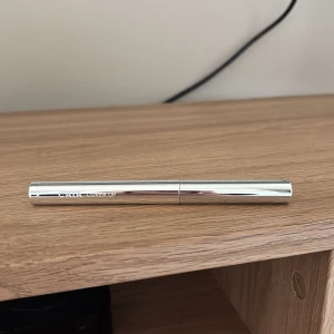 CAIA Cover Up concealer stick - Snygg concealer från CAIA i pennformat med stilren, silvrig hylsa. Enkel att applicera tack vare den smidiga stiftformen. Färgen är ljusbeige och passar perfekt för att täcka mörka ringar eller blemmor. Perfekt att ha med i väskan för touch-ups under dagen. Har bara använt den en gång pågrund av fel färg för mig. Den är i färgen vanilla.