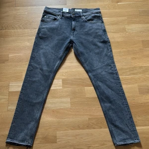 Tiger of Sweden svarta jeans Pistolero - Svarta jeans från Tiger of Sweden, modell Pistolero. De har midwaist, regular fit och avsmalnande ben. Jeansen är i klassisk femficksmodell med råa, något slitna benslut. Perfekta för dig som gillar en clean och stilren look.               Kom med förslag för priset.