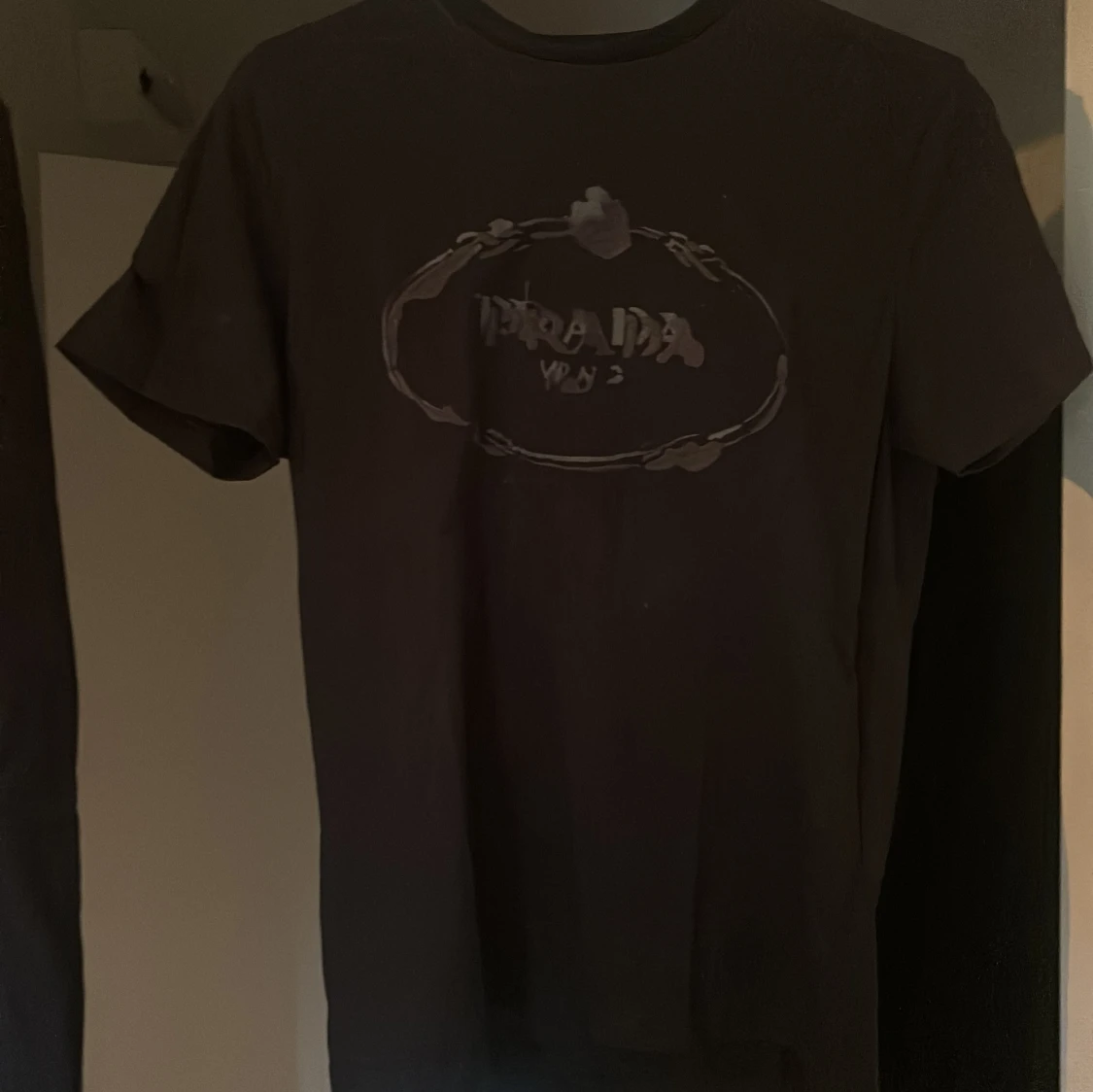 Svart t-shirt från Prada med tryck