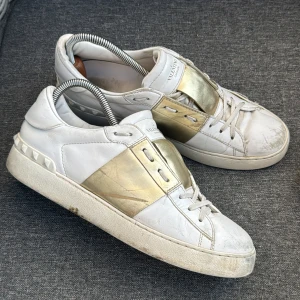 Valentino Open | 41 - Valentino Open Sneakers | Okej skick | Endast skorna ingår | INGA BYTEN | Fraktar spårbart eller möts upp i Täby