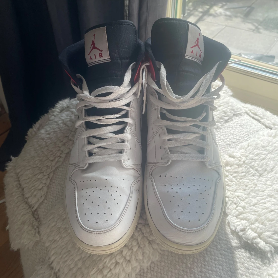 Nike Air Jordan 1 Mid Vit/Röd/Svart - 1