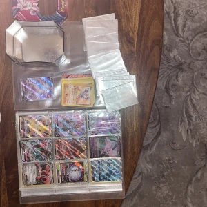 Pokémonkort Samlarpärm - Stor samling Pokémonkort i pärm, med både klassiska och moderna kort. Perfekt för dig som vill börja samla eller utöka din samling! Innehåller många holografiska och sällsynta kort. Passar både nya och erfarna samlare – en riktig nostalgitripp för alla Pokémonfans! KORTEN ÄR I BRA SKICK IALLAFAL DE FLESTA ! , ALLA KORT ÄR 100% ÄKTA!