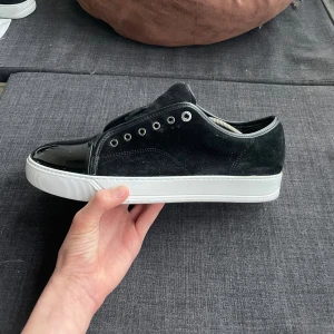 Lanvin  skor - Säljer lanvins i topp skick. Storlek 42. Skosnören följer med såklart. Sulan är lite sliten men inget man ser. Kan gå ner lite i pris vid snabb äffar