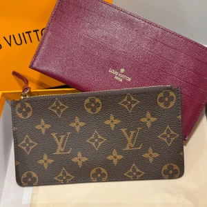 Plånbok & kuvertväska - Hej! Säljer min fina plånbok och kuvertväska i äkta läder. Dem är helt nya och oanvända. Finns i Stockholm. Priset kan diskuteras. 