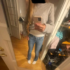 Blå jeans från Gina Tricot, bootcut - Säljer ett par snygga blå jeans från Gina Tricot i storlek 164. Jeansen har bootcut-modell med låg midja och speciella fickor där bak.