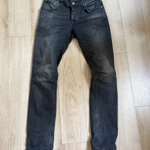 Nudie jeans grim Tim  - Säljer dessa nudie jeans då jag inte använder dom så mycket. Det finns inga defekter eller hål. Väldigt snygga jeans som sagt så det är bara att höra av sig om det finns funderingar😁