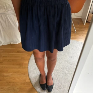 Mörkblå kjol - Mörkblå kjol från Zaras barnavdelning, men passar xs/s också 