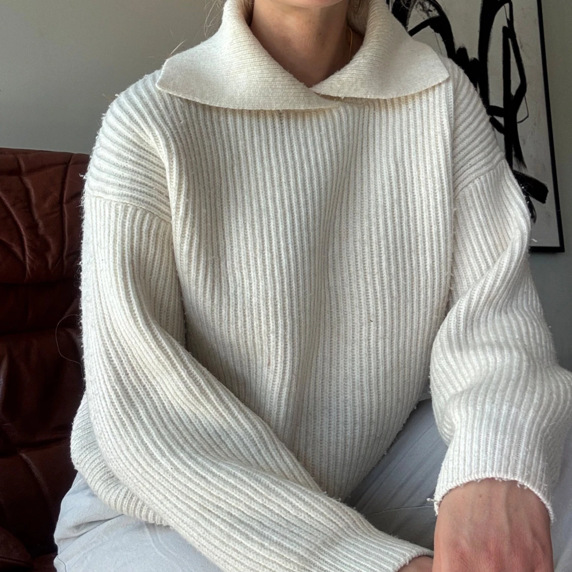 Vit ribbstickad tröja med krage