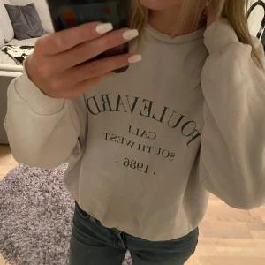 Vit tjocktröja med tryck - Jätteskön och fin oversized tjocktröja med grön text på framsidan, köpt från Nelly. Säljer då den tyvärr ej kommer till användning längre 💗