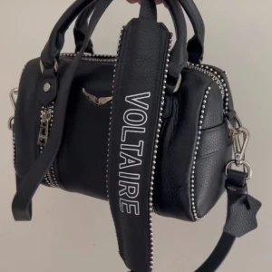 ZADIG VOLTARIE VÄSKA - Säljer min Zadig voltarie väska eftersom den inte kommer till användning. Väskan är typ aldrig använd❤️