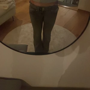 Low wais jeans från Gina🫶🏻 - Snygga gråa jeans från Gina, modellen är väldigt low waist med boocut😝dem har även fickor med knapp där bak😘säljer då dom är för små, jag är 155cm💕