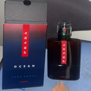 Helt ny prada parfym  - En helt ny Prada parfym som doftar jättegott. 100 ml