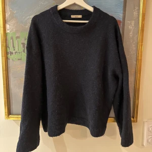 Mörkblå stickad tröja Gina Tricot - Mörkblå stickad från Gina i bra skick! Säljer för jag har en likadan!