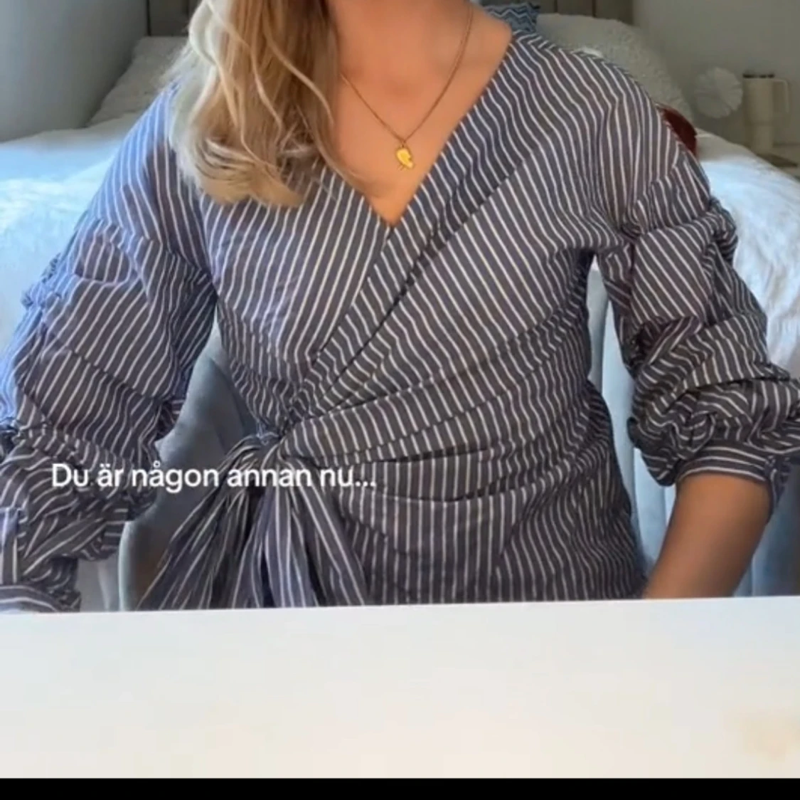 Randig omlottblus med knytband