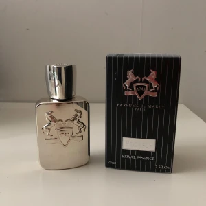 Parfums de Marly Pegasus 75ml - Lyxig parfym Pegasus från Parfums de Marly, 75ml. En elegant och exklusiv doft för dig som gillar statement-parfymer. Originalförpackning ingår. Använd ungefär 5 gånger. 