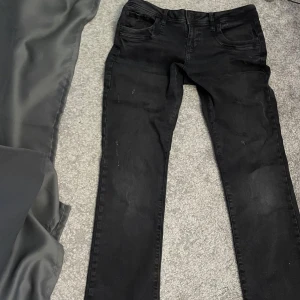 Svarta jeans LTB Valerie - Svarta jeans från LTB i modellen Valerie. De har en klassisk femficksdesign, bootcut  passform och normal midja. Jeansen är tillverkade i stretchigt denim. Midja 27 och längd 32. Om man är osäker på sina mått kan man kolla på Zalandos hjälplinje för det är där jag köpt dem!