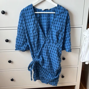 Blå zara klänning  - Populär rutig zara klänning, omlottsnörning. Strl M men passar S💙