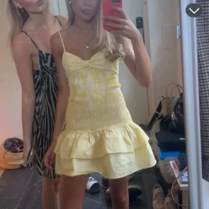 Gul zara klänning - Supersöt gul kort klänning från Zara💛🌻 Klänningen har ett diskret randigt mönster och smockad överdel som ger sjukt snygg passform💓🤗