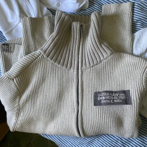Vintage G-STAR Zip Up  - Tjockt material- 100% bomull, skön passform med flexibel krage, kan vikas ut och används som full zip. Köpt för 22 euro i Barcelona. 