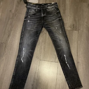 Replay jeans - Snygga replay jeans som ej blivit använda mycket, lappar finns kvar och de är köpta för runt 2100. Storlek 28/30 och är i modellen John drill. Skriv ifall du har frågor eller funderingar 👍