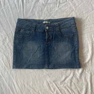 Jeanskjol - Bra skick! Lite urtvättad (materialet tunnare) mått: midjemått rakt över 43+stretch längd 35cm ❤️