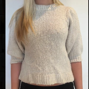 Beige stickad tröja med puffärm - Supermysig beige stickad tröja med puffiga trekvartsärmar och ribbade muddar. 