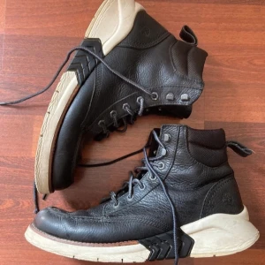 Timberland light leather boots - -Premium leather boots light feel like sneakers from Timberland. Sleek, dressy design with the comfort Timberland is known for. -Used in good condition -Real leather -New price is over 2000 kr ! selling for 390kr!