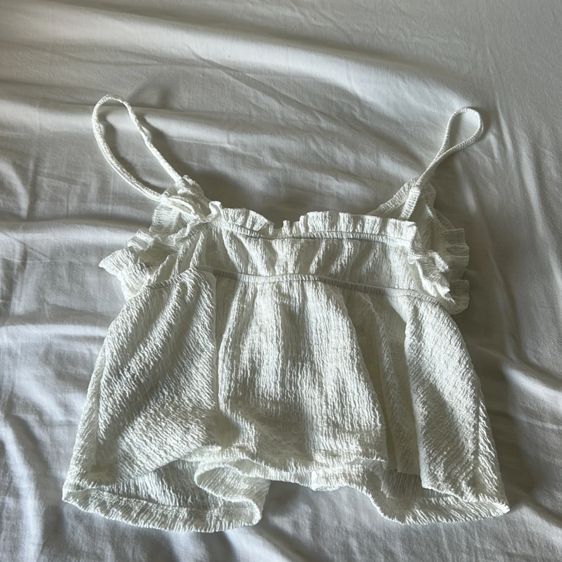 Vit volangig linnetopp med knyt - 1