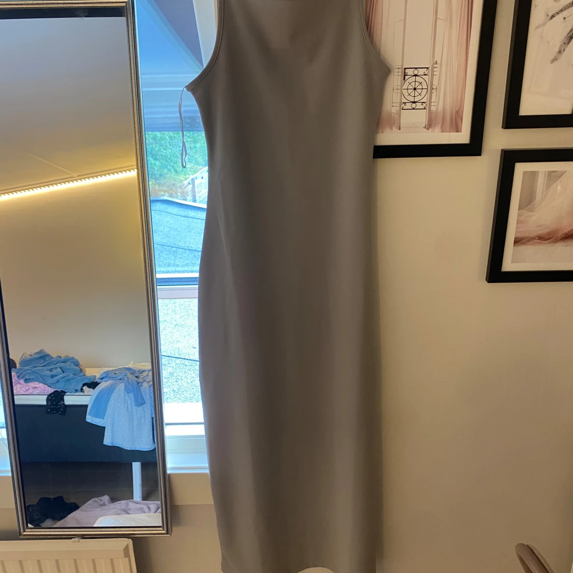 Ljusgrå långklänning med smala axelband - 1