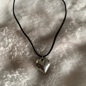 y2k halsband - Har gjort om den till ett halsband ”se bild 2” så de är kanske inte de finaste där bak men de är inget som syns på. Jag skickar även med mera tråd ifall man vill göra om halsbandet. 