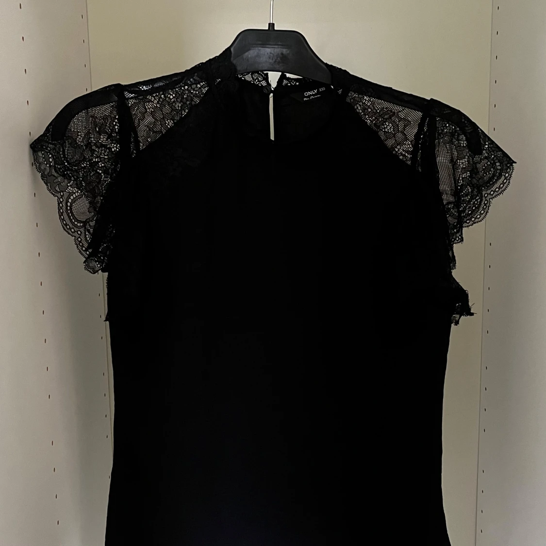 Svart spetsblus från ONLY XXS