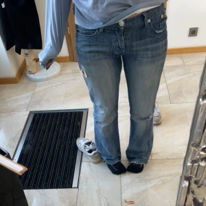 Blåa Victoria beckham jeans  - Säljer nu mina Victoria beckham jeans, jätte fina men passar tyvärr inte mig längre! Dom har blivit sydda innan mellan benen, men det är itne något man märker ( som ni ser på bilden). Kom privat för fler bilder!