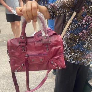 Intresseanmälan eftertraktad väska - Intresseanmälan på denna skitsnygga och trendiga väskan. Ta kontakt vid frågor!❤️