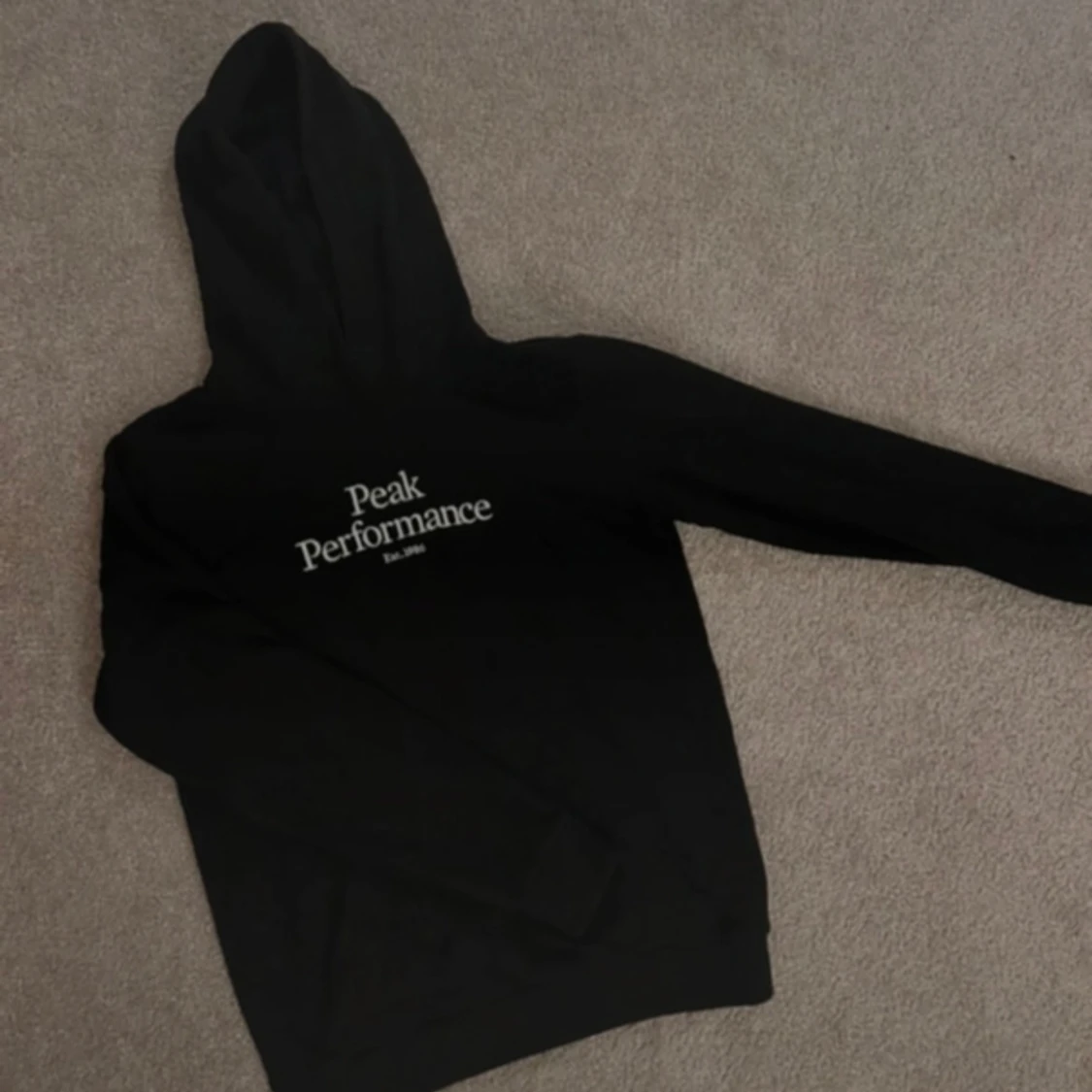 Svart hoodie från Peak Performance - 1