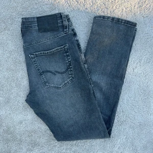 Jack Jones  - Säljer nu dessa Jack Jones jeans i storlek 28/30 Pris 250kr Modell slim/gleen Fraktar spårbart med PostNord 