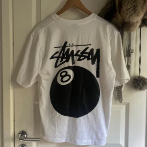 Vit Stüssy t-shirt med 8-ball print - Storlek S men är oversized😁