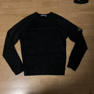 Stone Island tröja - En svart stone island tröja i bra skick! Storlek S😃 priset kan diskuteras! 
