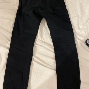 Mörkblå chino Oscar Jacobson 34/32 - Säljer mörkblå chinos från märket oscar jacobson