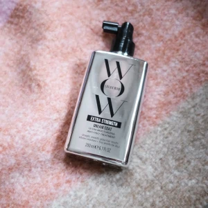 Color Wow Dream Coat Extra Strength - Color Wow Dream Coat Extra Strength är en fuktgivande anti-frizz spray för håret. Kommer i en silvrig, rektangulär plastflaska med svart spraymunstycke. Innehåller 200 ml och ger glansigt, slätt hår utan friss. Perfekt för dig som vill ha ett sleek resultat. Endast testad en gång, nypris ca 400 kr. Pris kan diskuteras vid snabb affär! 