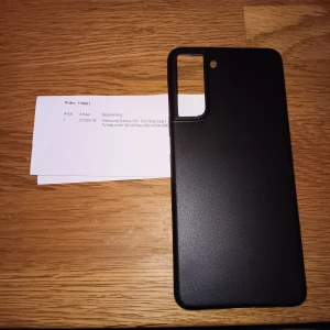 Svart tunt mobilskal Samsung S21 - Slimmat svart mobilskal till Samsung Galaxy S21. Skalets yta är matt och stilren med exakta utskärningar för kamera och knappar. Helt ny med prislapp osv. Säljer då jag inte har någon samsung galaxy s21🤩