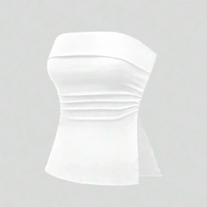 Vit bandeau tubtopp - Säljer en stilren vit bandeau tubtopp med figurnära passform. Toppen är ärmlös och axelbandslös, perfekt för varma dagar. Den har en enkel och clean look med lätt rynkade detaljer framtill. Superenkel att matcha med både jeans och kjol.