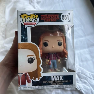 Stranger Things: Max (Pop! Television #551) - Cool Funko Pop! vinylfigur av Max från Stranger Things. Perfekt för dig som älskar serien och vill ha en unik samlarpryl i din hylla. Max har sin ikoniska röda jacka och skateboard – ett måste för alla fans!  Prisk kan diskuteras!