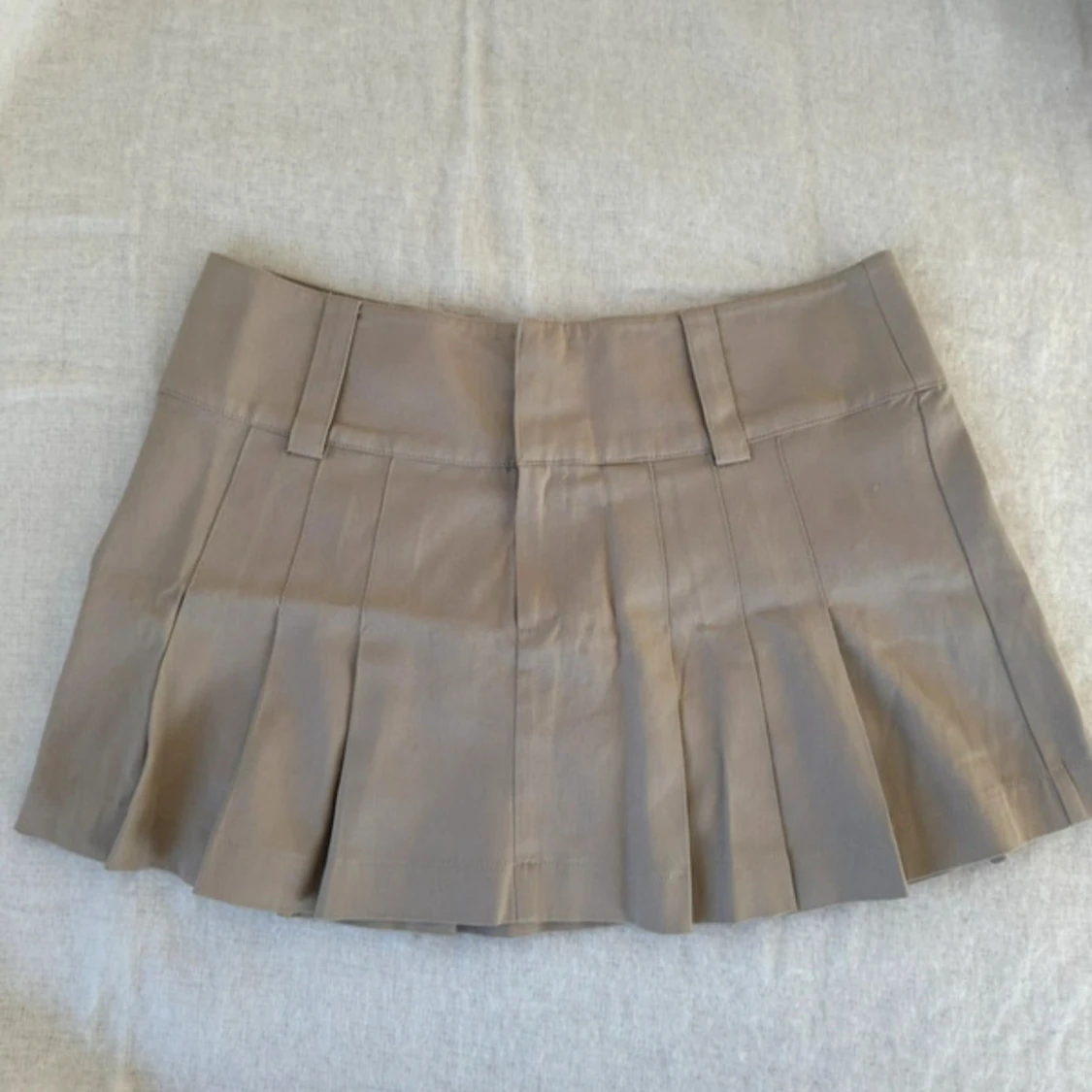 Beige plisserad kortkjol