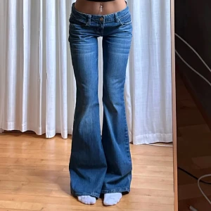 Blå bootcut jeans från American Eagle - Vintage från American Eagle! Midja 40 och innerben 82, jag är cirka 174. De tre första bilderna är lånade av personen jag köpte de av! Säljer pga att de blivit för tajta på mig! Är storlek 38 men skulle mer säga att de är något mindre!