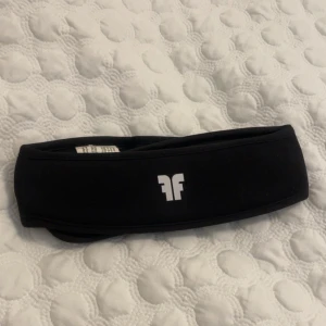 Pannband/huvudskydd  - Säljer detta pannband/huvudskydd som är främst för konståkare eftersom den inte kommer till användning. Superfint skick. Nypris:529kr.💕