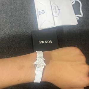 Armband - Vitt armband säljs nu i vitt förg