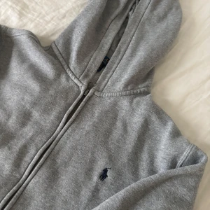 Ralph Lauren Zip - Klassisk grå zip från Polo Ralph Lauren, storleken är XL i barn men sitter exakt som en S. Tröjan har okej skick och inga hål, Nypris: 1300 Mitt pris: 499, Priset går självklart att diskutera. Om ni har en fråga är det bara att höra av er Mvh Viggo